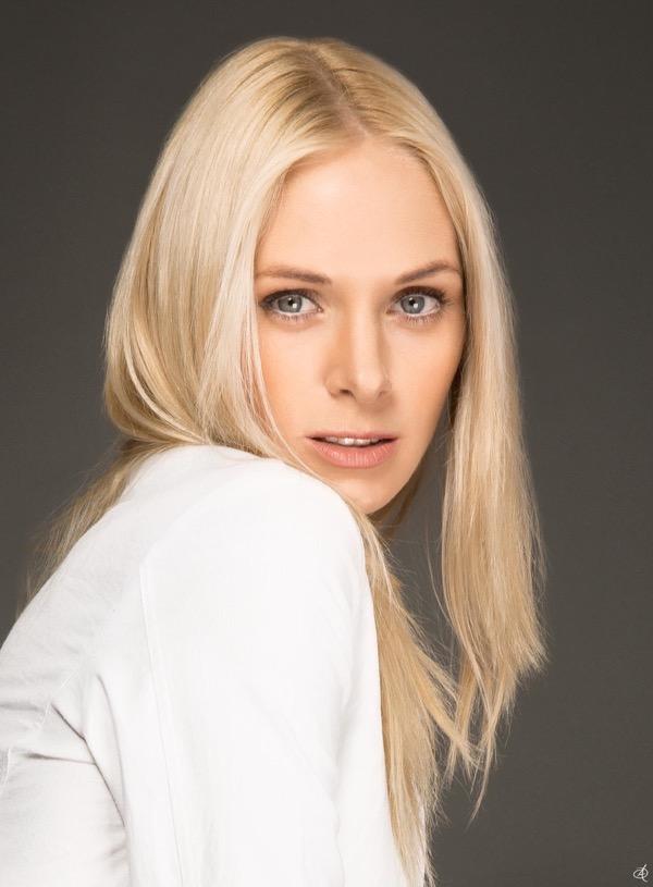 blondinka-seksualnie-i-krasivie-volosi-2015-80