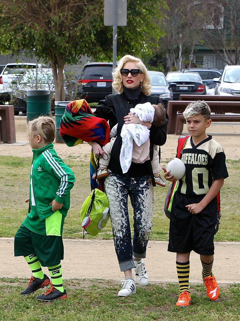 INF - Gwen Stefani Has Her Hands Full With Sons Apollo, Kingston, & Zuma at The Park
