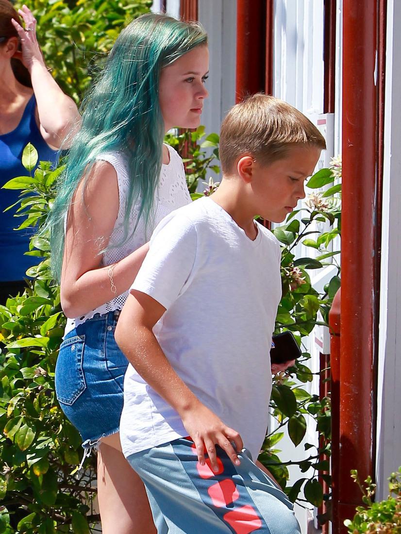 Reese Witherspoon & Kids Getting Lunch In Brentwodo